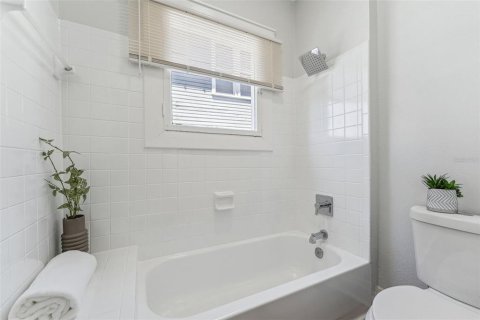 Casa en venta en Tampa, Florida, 6 dormitorios, 274.99 m2 № 2123490 - foto 17