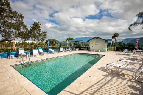 Condo in Jensen Beach, Florida, 2 bedrooms  № 890285 - photo 1