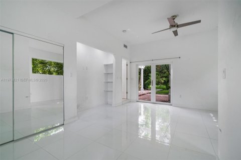 Casa en alquiler en South Miami, Florida, 4 dormitorios, 238.48 m2 № 2079148 - foto 18