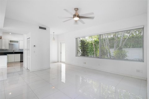 Casa en alquiler en South Miami, Florida, 4 dormitorios, 238.48 m2 № 2079148 - foto 6