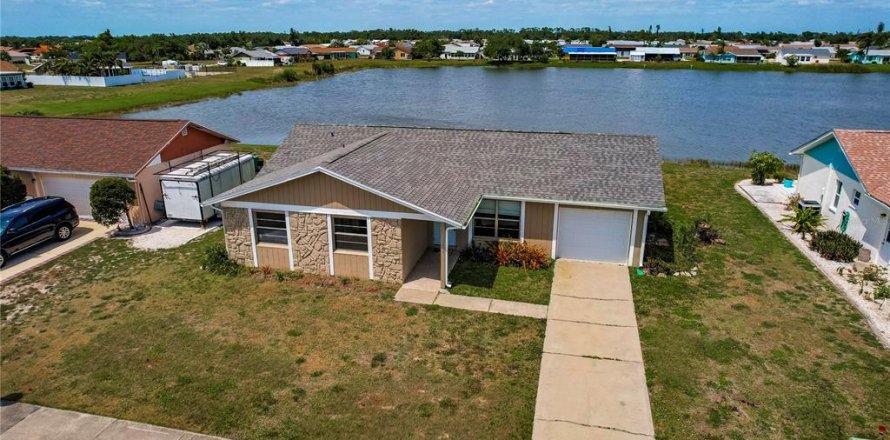 Casa en Port Charlotte, Florida 3 dormitorios, 111.76 m2 № 1880868