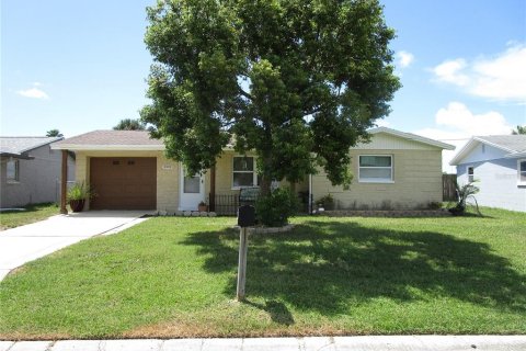House in Port Richey, Florida 2 bedrooms, 94.11 sq.m. № 2310798