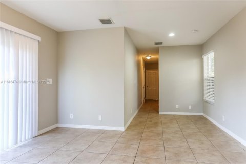 Снять в аренду виллу или дом в Холливуд, Флорида 3 спальни, 121.98м2, № 1928631 - фото 9