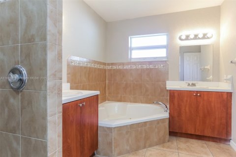 Снять в аренду виллу или дом в Холливуд, Флорида 3 спальни, 121.98м2, № 1928631 - фото 10