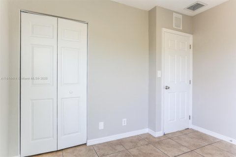 Снять в аренду виллу или дом в Холливуд, Флорида 3 спальни, 121.98м2, № 1928631 - фото 12