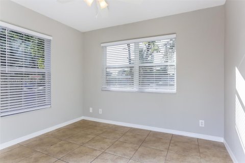 Снять в аренду виллу или дом в Холливуд, Флорида 3 спальни, 121.98м2, № 1928631 - фото 11