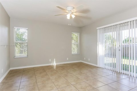 Снять в аренду виллу или дом в Холливуд, Флорида 3 спальни, 121.98м2, № 1928631 - фото 8