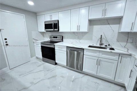 Condo in Lauderhill, Florida, 3 bedrooms  № 1737534 - photo 9