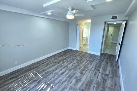 Condo in Lauderhill, Florida, 3 bedrooms  № 1737534 - photo 13