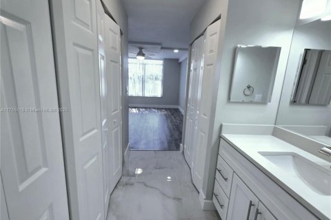 Condo in Lauderhill, Florida, 3 bedrooms  № 1737534 - photo 18
