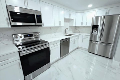 Condo in Lauderhill, Florida, 3 bedrooms  № 1737534 - photo 7