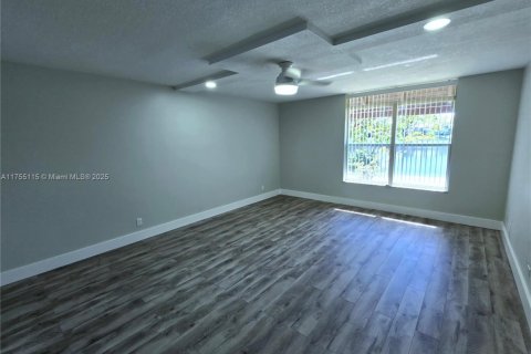 Condo in Lauderhill, Florida, 3 bedrooms  № 1737534 - photo 23