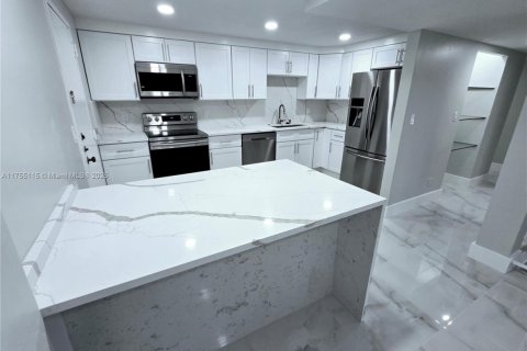 Condo in Lauderhill, Florida, 3 bedrooms  № 1737534 - photo 8