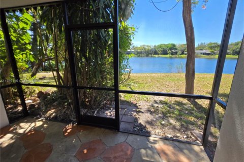 Condo in Lauderhill, Florida, 3 bedrooms  № 1737534 - photo 10