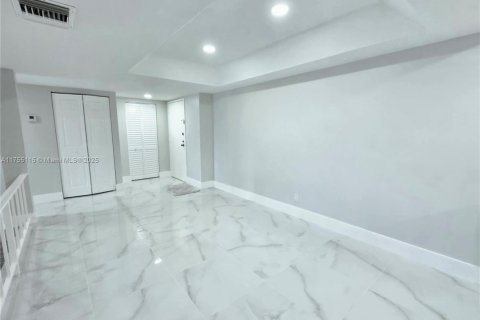 Condo in Lauderhill, Florida, 3 bedrooms  № 1737534 - photo 2