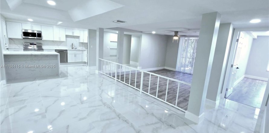 Condo in Lauderhill, Florida, 3 bedrooms  № 1737534