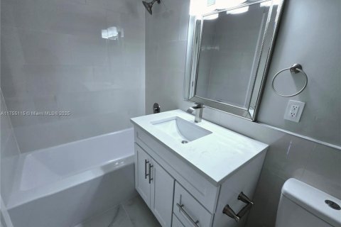 Condo in Lauderhill, Florida, 3 bedrooms  № 1737534 - photo 22