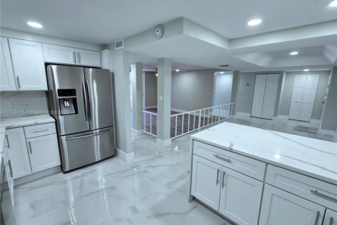 Condo in Lauderhill, Florida, 3 bedrooms  № 1737534 - photo 6