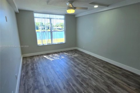 Condo in Lauderhill, Florida, 3 bedrooms  № 1737534 - photo 12