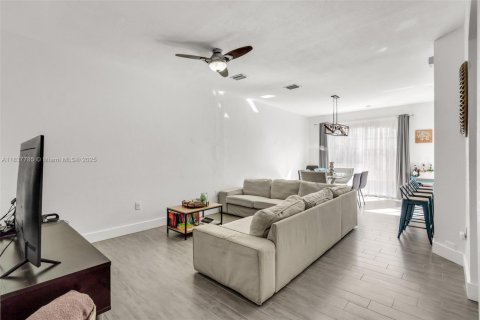 Adosado en venta en Miami, Florida, 4 dormitorios, 166.57 m2 № 1828204 - foto 4