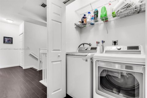 Adosado en venta en Miami, Florida, 4 dormitorios, 166.57 m2 № 1828204 - foto 17