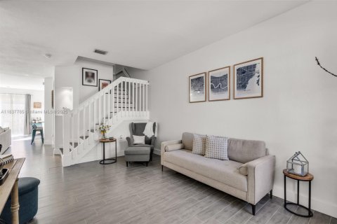 Adosado en venta en Miami, Florida, 4 dormitorios, 166.57 m2 № 1828204 - foto 2