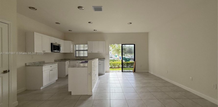 Townhouse in Florida City, Florida 3 bedrooms, 136.19 sq.m. № 2052745