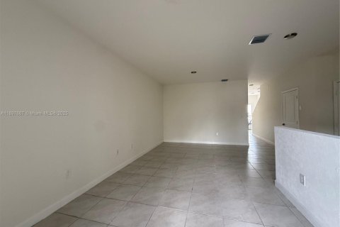 Townhouse in Florida City, Florida 3 bedrooms, 136.19 sq.m. № 2052745 - photo 4