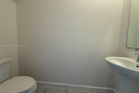 Townhouse in Florida City, Florida 3 bedrooms, 136.19 sq.m. № 2052745 - photo 7