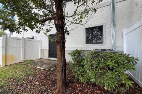 Townhouse in Florida City, Florida 3 bedrooms, 136.19 sq.m. № 2052745 - photo 14