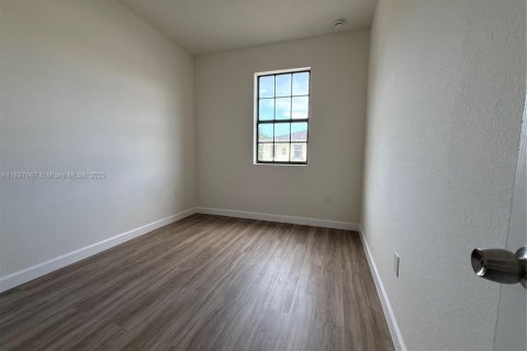 Townhouse in Florida City, Florida 3 bedrooms, 136.19 sq.m. № 2052745 - photo 11