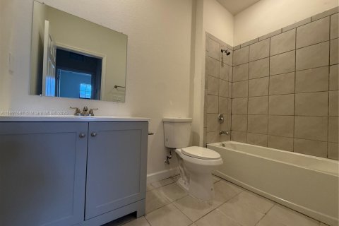 Townhouse in Florida City, Florida 3 bedrooms, 136.19 sq.m. № 2052745 - photo 10