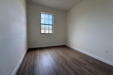 Townhouse in Florida City, Florida 3 bedrooms, 136.19 sq.m. № 2052745 - photo 12