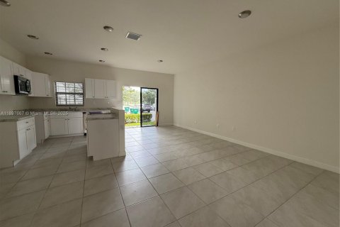 Townhouse in Florida City, Florida 3 bedrooms, 136.19 sq.m. № 2052745 - photo 5