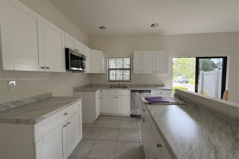 Townhouse in Florida City, Florida 3 bedrooms, 136.19 sq.m. № 2052745 - photo 3