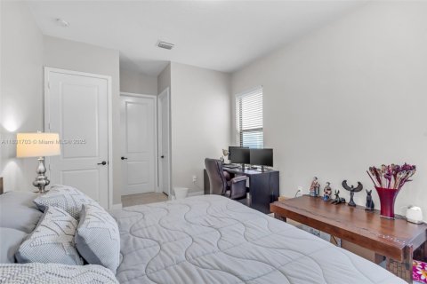 Casa en venta en Hialeah, Florida, 4 dormitorios, 226.03 m2 № 1809625 - foto 16