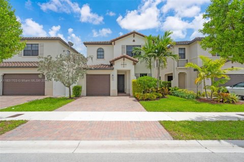 Casa en venta en Hialeah, Florida, 4 dormitorios, 226.03 m2 № 1809625 - foto 1