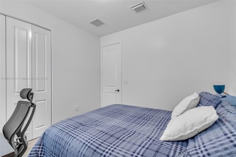 Casa en venta en Hialeah, Florida, 4 dormitorios, 226.03 m2 № 1809625 - foto 28