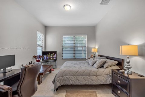 Casa en venta en Hialeah, Florida, 4 dormitorios, 226.03 m2 № 1809625 - foto 17