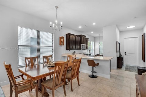Casa en venta en Hialeah, Florida, 4 dormitorios, 226.03 m2 № 1809625 - foto 9