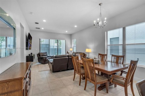 Casa en venta en Hialeah, Florida, 4 dormitorios, 226.03 m2 № 1809625 - foto 6
