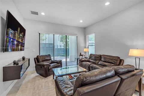 Casa en venta en Hialeah, Florida, 4 dormitorios, 226.03 m2 № 1809625 - foto 7