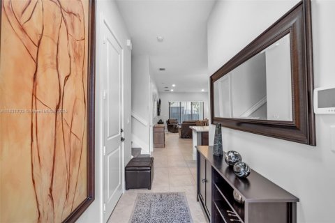 Casa en venta en Hialeah, Florida, 4 dormitorios, 226.03 m2 № 1809625 - foto 4