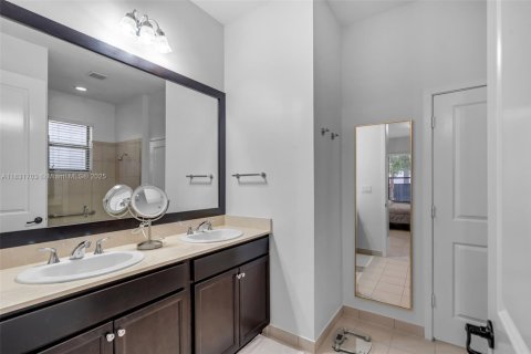 Casa en venta en Hialeah, Florida, 4 dormitorios, 226.03 m2 № 1809625 - foto 22