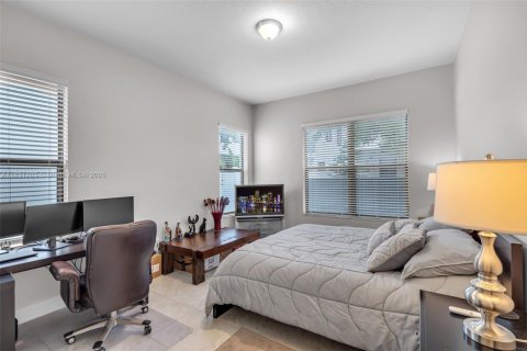Casa en venta en Hialeah, Florida, 4 dormitorios, 226.03 m2 № 1809625 - foto 15