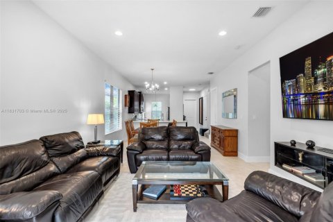 Casa en venta en Hialeah, Florida, 4 dormitorios, 226.03 m2 № 1809625 - foto 8