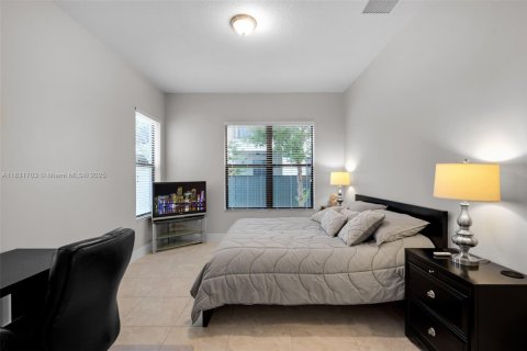Casa en venta en Hialeah, Florida, 4 dormitorios, 226.03 m2 № 1809625 - foto 21