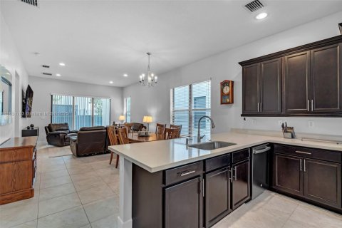 Casa en venta en Hialeah, Florida, 4 dormitorios, 226.03 m2 № 1809625 - foto 5