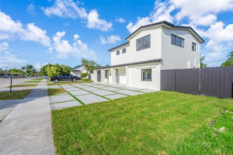 Villa ou maison à vendre à Miami, Floride: 3 chambres, 192.77 m2 № 2414756 - photo 3