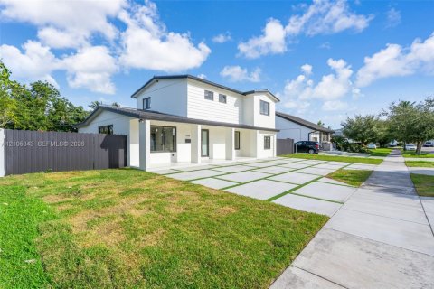 Villa ou maison à vendre à Miami, Floride: 3 chambres, 192.77 m2 № 2414756 - photo 2
